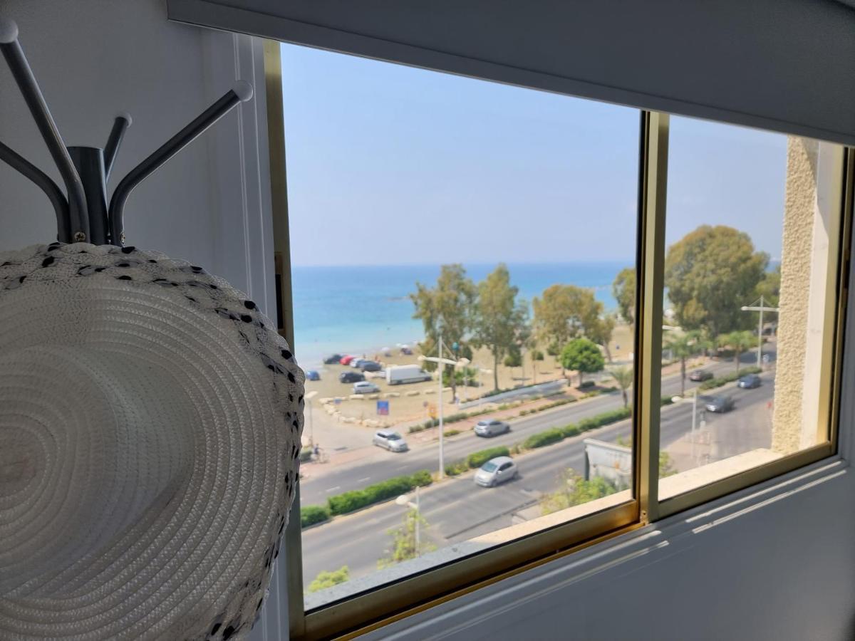 Super Modern Beachfront 1 Bedroom - Sleeps 4 Limassol Luaran gambar