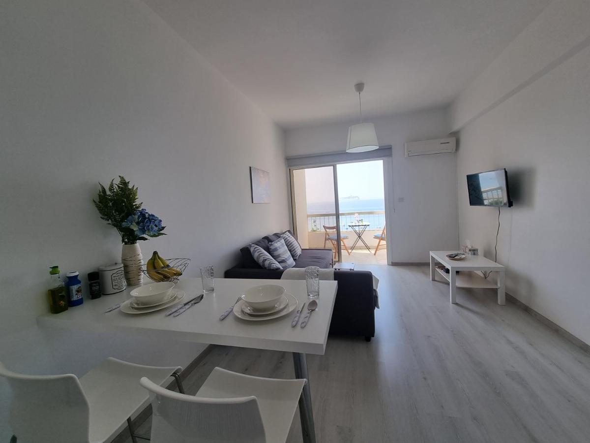 Super Modern Beachfront 1 Bedroom - Sleeps 4 Limassol Luaran gambar