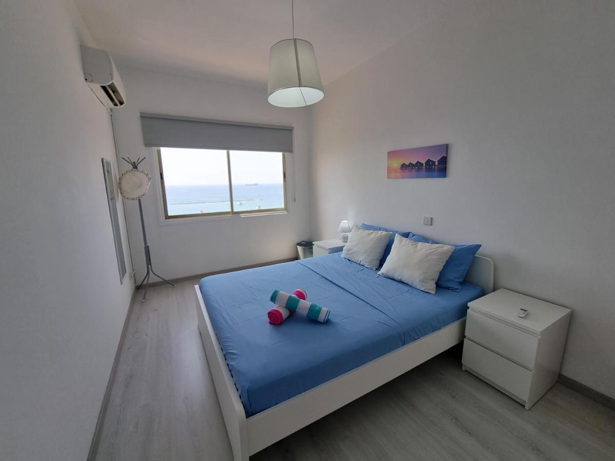 Super Modern Beachfront 1 Bedroom - Sleeps 4 Limassol Luaran gambar