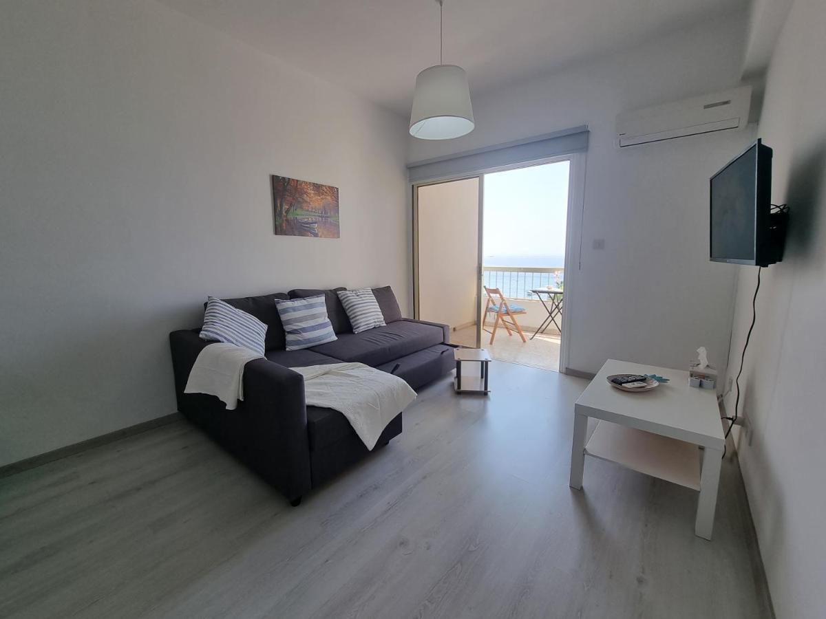 Super Modern Beachfront 1 Bedroom - Sleeps 4 Limassol Luaran gambar